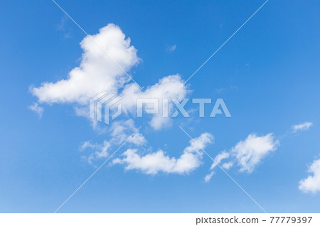 積雲漂浮在藍天，悠閒的氣氛 77779397