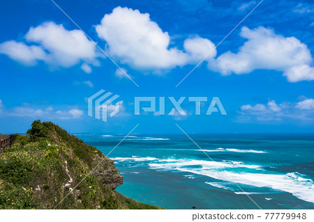 從宮古島比嘉路公園望去，有一塊大猩猩臉型的岩石 77779948