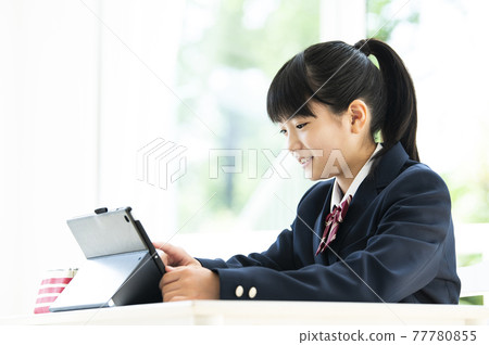Online class girls junior high school high school students 77780855