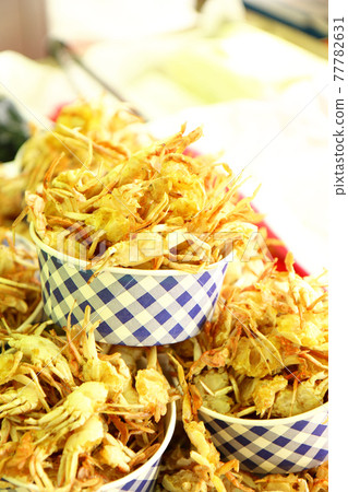 Deep-fried crab (Korean street food) Deep-fried crab (Korean street food) 77782631
