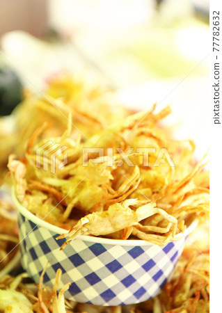 Deep-fried crab (Korean street food) Deep-fried crab (Korean street food) 77782632