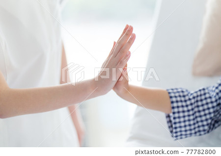 護士和男孩的手 77782800