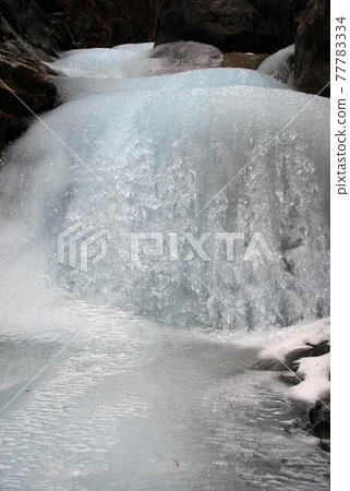 冰凍的瀑布 77783334