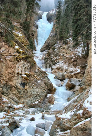 冰凍的瀑布 77783336