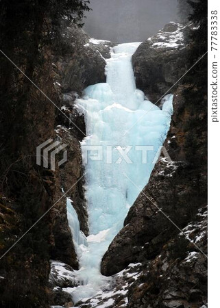 冰凍的瀑布 77783338
