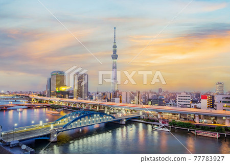 Cityscape of Tokyo skyline, panorama view of office building at Sumida river in Tokyo in the evening. 77783927