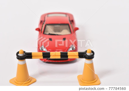 玩具顏色錐體和紅色跑車 77784560