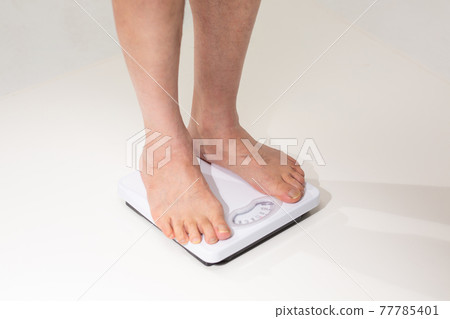 Senior man weighing Senior man weighing 77785401