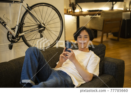 一個使用智能手機的人 一個使用智能手機的人 77785660