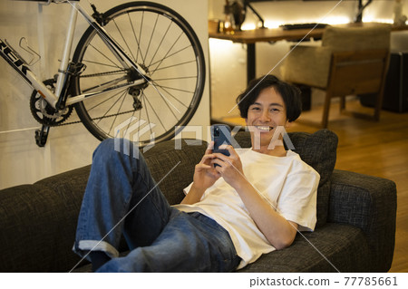 一個使用智能手機的人 一個使用智能手機的人 77785661