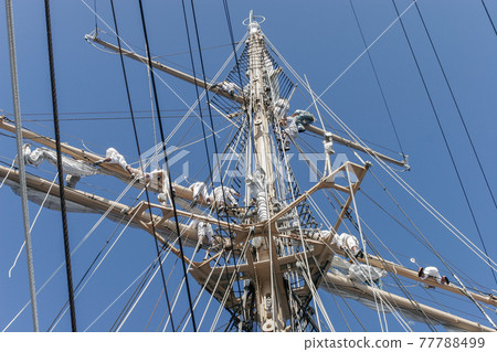船員在帆船的桅杆上操縱 船員在帆船的桅杆上操縱 77788499
