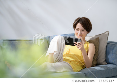 中年女人沙發遊戲 77789537