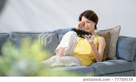 Middle women sofa game Middle women sofa game 77789539