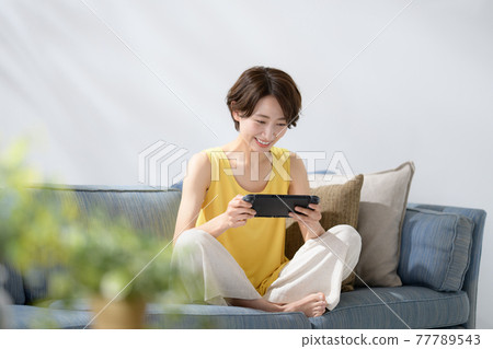 中年女人沙發遊戲 77789543