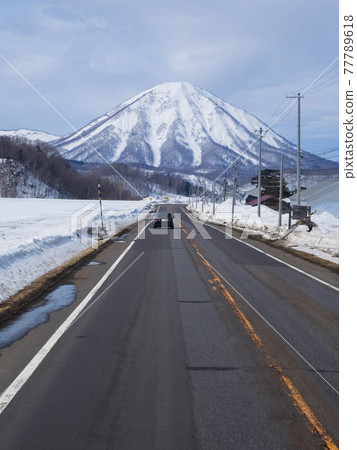 郊區車道和白雪皚皚的羊蹄山（北海道） 77789618