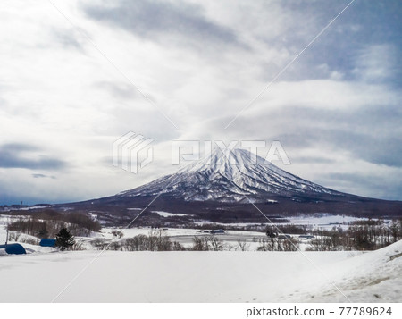 Snow-covered fields and Mt. Yotei (Hokkaido) Snow-covered fields and Mt. Yotei (Hokkaido) 77789624