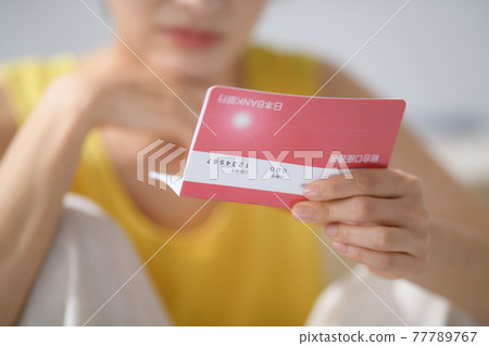 Middle-aged woman's passbook worried 77789767