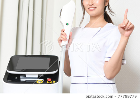 舉起美容儀器和食指的美容師形象 77789779