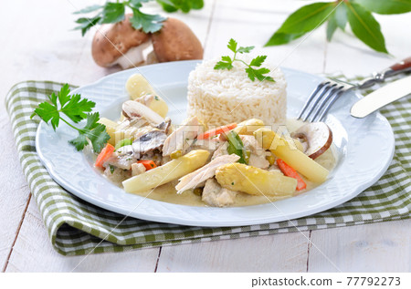 Chicken fricassee with fresh white asparagus, rice and mushrooms 77792273