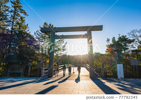 從伊勢神宮奈久宇治橋牌坊升起的朝日 77792345