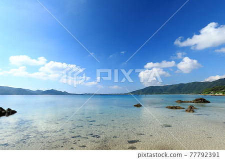 奄美大島倉崎海岸與美麗的藍色大海和南部島嶼上的天空 奄美大島倉崎海岸與美麗的藍色大海和南部島嶼上的天空 77792391