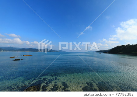 奄美大島奄美火山口清澈湛藍的海景 奄美大島奄美火山口清澈湛藍的海景 77792392
