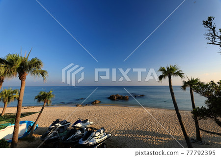 奄美大島美麗的熱帶海洋和廉價海岸的摩托艇 奄美大島美麗的熱帶海洋和廉價海岸的摩托艇 77792395
