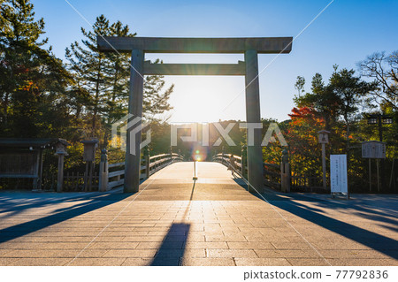 從伊勢神宮奈久宇治橋牌坊升起的朝日 77792836