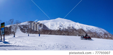 [Panorama] Snowmobile running on a quiet ski resort (Niseko, Hokkaido) 77793007