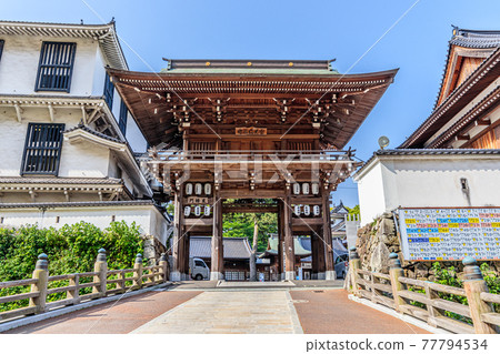 Kokura Gion Yasaka Shrine in early summer Romon, Kitakyushu City, Fukuoka Prefecture 77794534