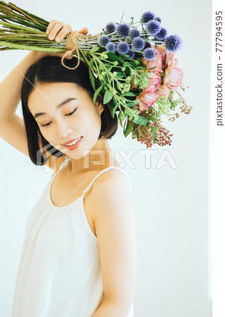 有花束的少婦 77794595