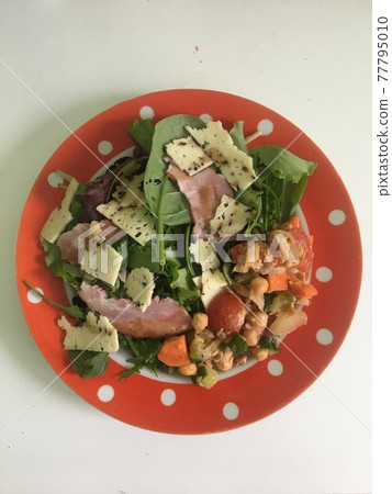 包含大量蔬菜的午餐盤 77795010