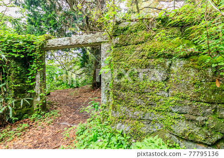 Rock cave hotel ruins Mt. Homan, Dazaifu City, Fukuoka Prefecture Rock cave hotel ruins Mt. Homan, Dazaifu City, Fukuoka Prefecture 77795136