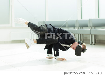 modern businessman is testing virtual reality glasses modern businessman is testing virtual reality glasses 77795311