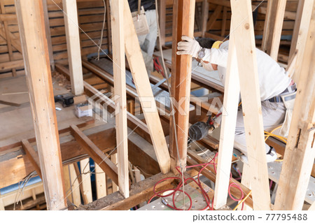 Carpenter working at a construction site Carpenter working at a construction site 77795488