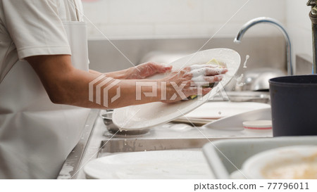 Man washing dish 77796011