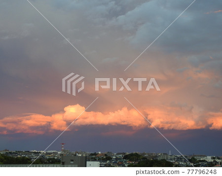 燃燒出鮮紅色！ .. ..是夕陽下的城市風光！ .. ..難得一見的風景！ .. .. （笑聲）。 .. 77796248