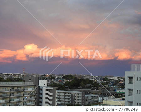 燃燒出鮮紅色！ .. ..是夕陽下的城市風光！ .. ..充滿活力的風景！ .. .. 77796249