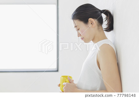 Women with white walls on their backs Fitness Beauty Women with white walls on their backs Fitness Beauty 77798148