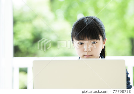 初中女生上網課PC 初中女生上網課PC 77798758