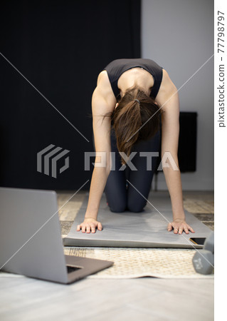 Yogi girl working out Table pose on hands and knees at beginners yoga courses Yogi girl working out Table pose on hands and knees at beginners yoga courses 77798797