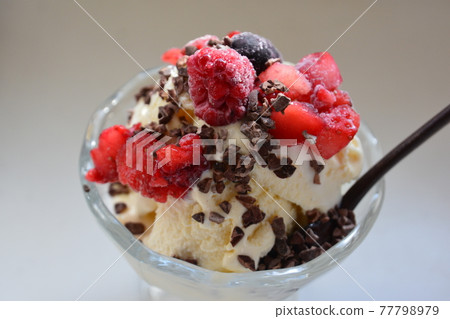 Ice cream to eat at home 77798979