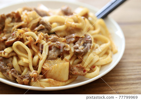 豬肉高麗菜泡菜炒烏龍麵 豬肉高麗菜泡菜炒烏龍麵 77799969