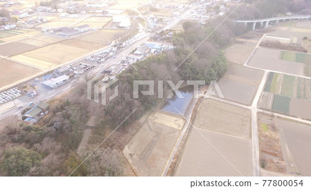 關東北部和冬天（埼玉縣大里郡Yoriicho）的田野 77800054