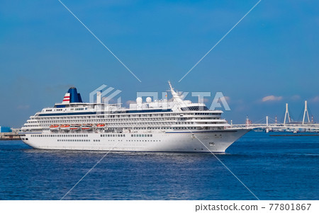A luxury liner off the coast of Minatomirai Pukari Pier (from Pacifico Yokohama) 77801867