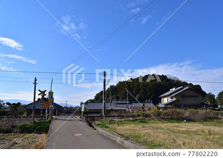 Railroad crossing and Hashihaka Kofun on the Nara / Sakurai Line 77802220