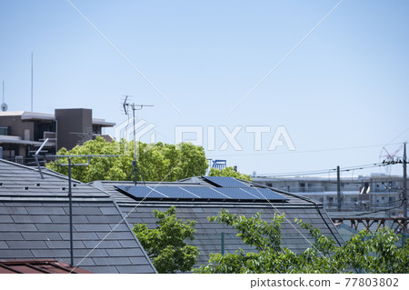 屋頂與太陽能電池板 77803802