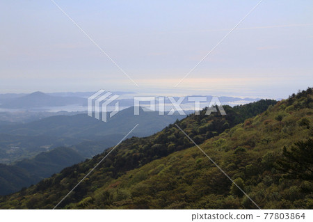 從氣仙沼市德千山頂眺望氣仙沼灣、大島、唐松半島的晨景 77803864