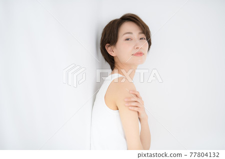 美麗的形象夏天中間女人 美麗的形象夏天中間女人 77804132