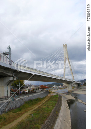 Vertical position overlooking the Shininagawa Bridge from Nakahashi over the Ina River that runs between Kawanishi City and Ikeda City 77804289